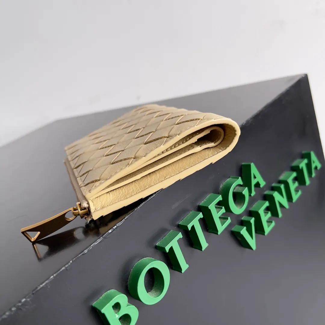 Batch 960 of BOTTEGA VENETA’s new woven small wallets are now shipping! ! ! 🥰🥰Made of carefully selected first-layer sheepskin fabric, this small luxury wallet has an elegant appearance and is also full of practicality. It can store change, driver's license and various cards at the same time. It is so small that it can be put in your pocket and carried with you. It is really convenient [Applause][Applause] Style No.: 667468 Size: 14.5*9.3*2cm
